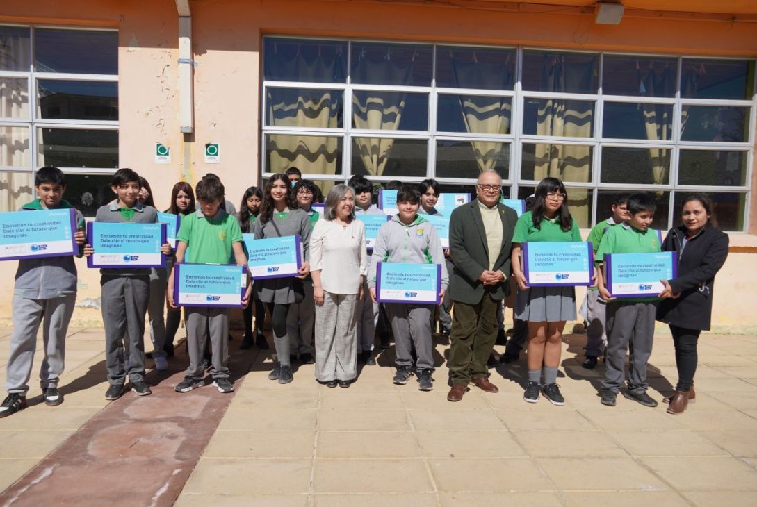 162 estudiantes de la Educación Pública de Vicuña reciben computadores con conexión a internet