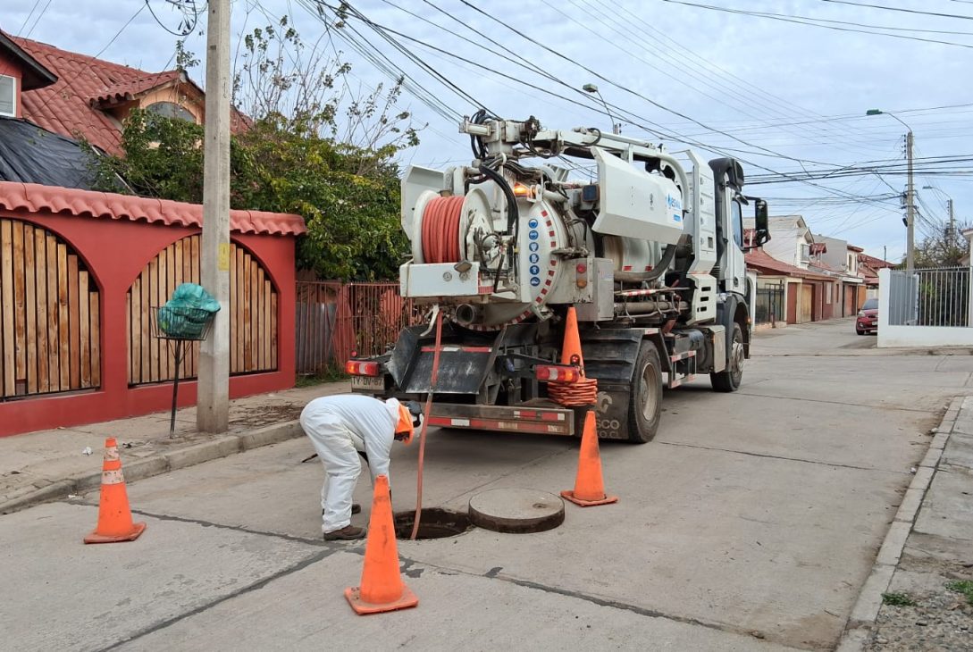 Aguas del Valle suma nueva maquinaria y limpia más de 20 kilómetros de colectores ante nuevos sistemas frontales