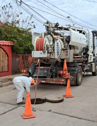 Aguas del Valle suma nueva maquinaria y limpia más de 20 kilómetros de colectores ante nuevos sistemas frontales