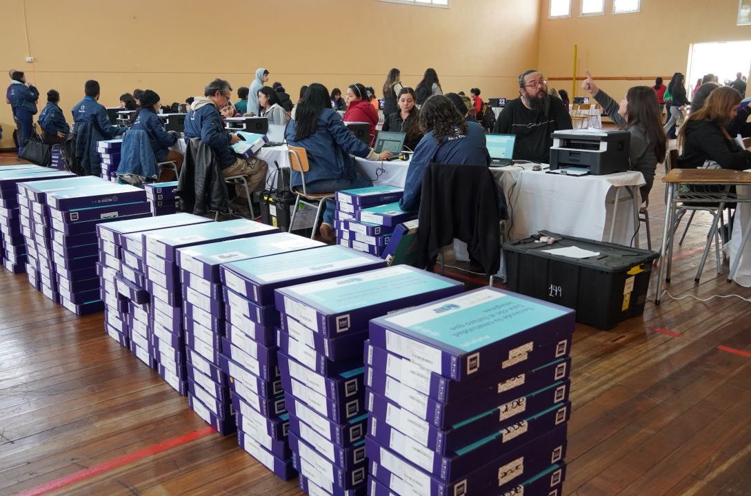 Más de mil estudiantes de la Educación Pública de La Serena reciben computadores que fortalecerán sus aprendizajes