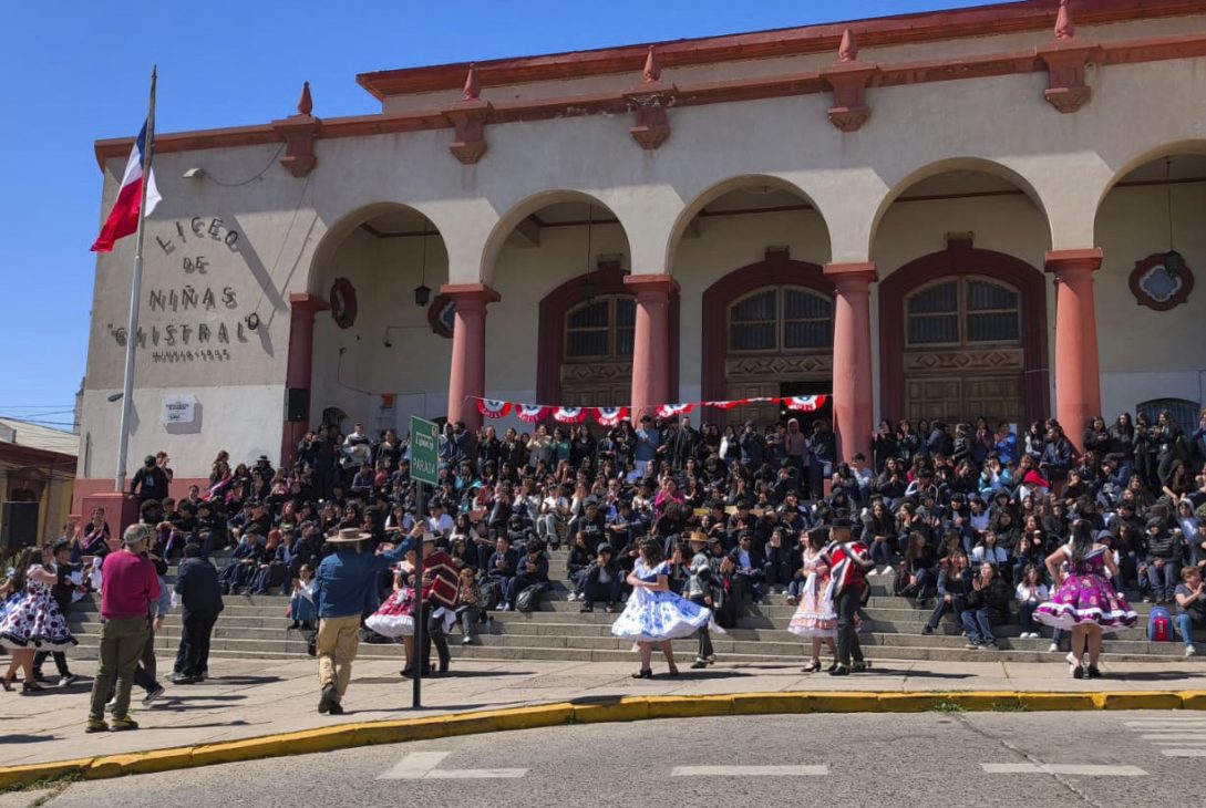 Liceo Gabriela Mistral da el vamos a las Fiestas Patrias con tradicional Esquinazo Dieciochero