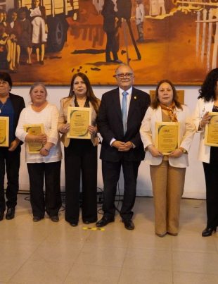 SLEP Elqui y gremios reconocen a funcionarias y funcionarios de la Educación de Paihuano